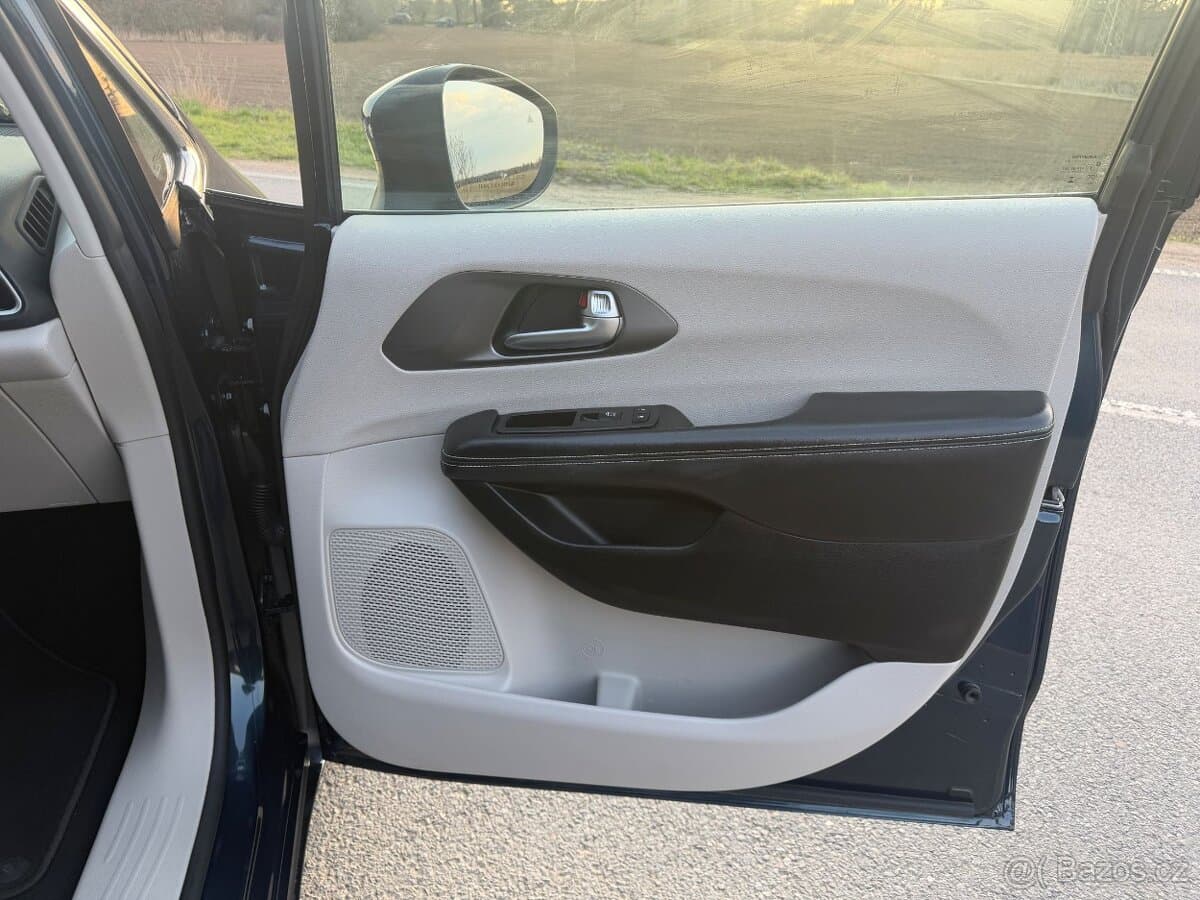 2023 Chrysler PACIFICA - 10