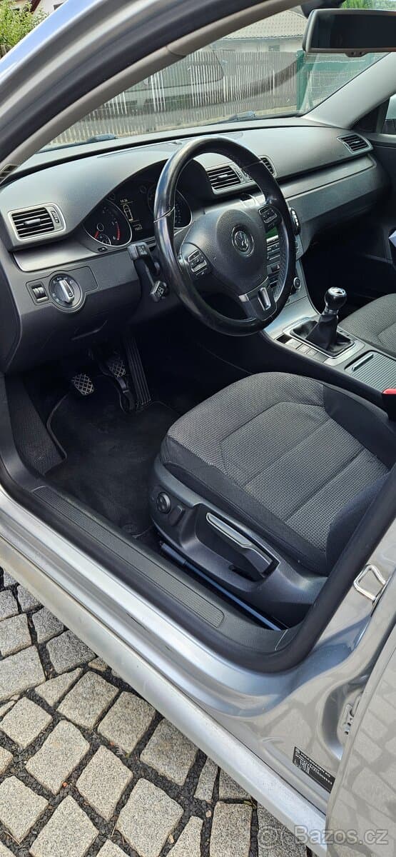 2011 Volkswagen PASSAT - 10