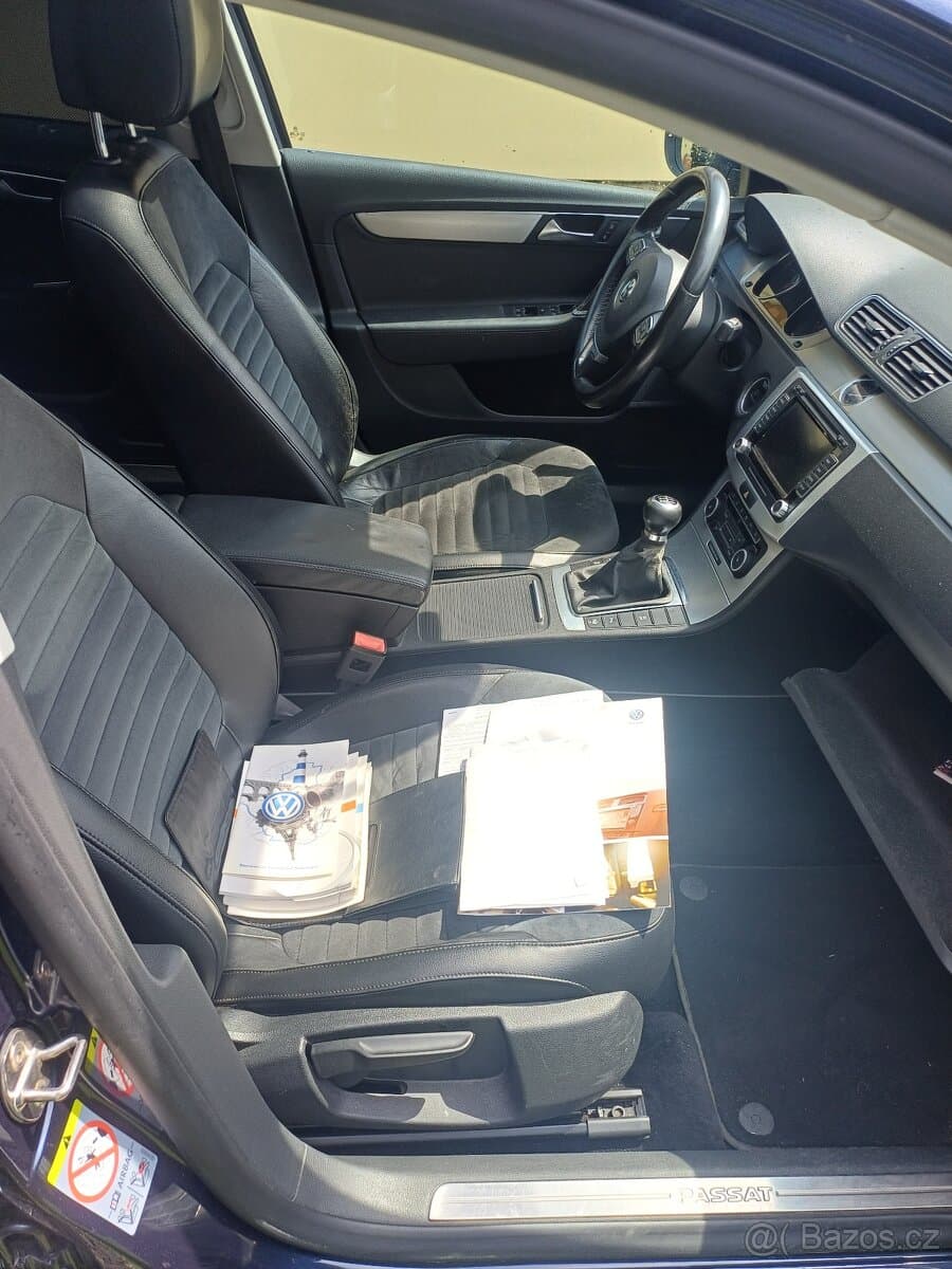 2011 Volkswagen PASSAT - 10