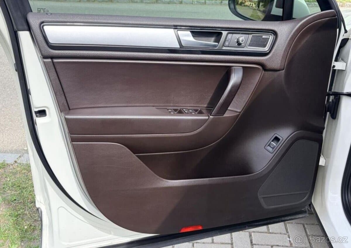 2011 Volkswagen TOUAREG - 10
