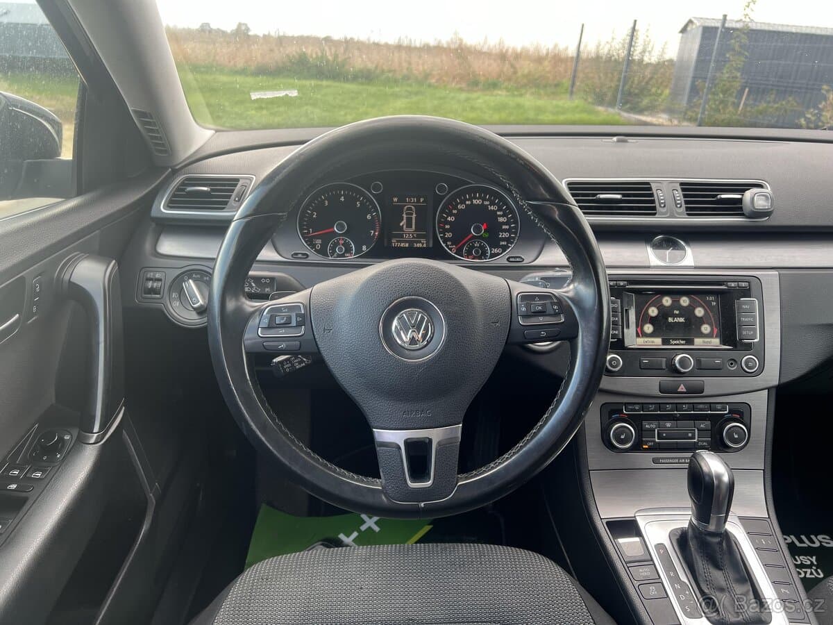 2011 Volkswagen PASSAT - 10