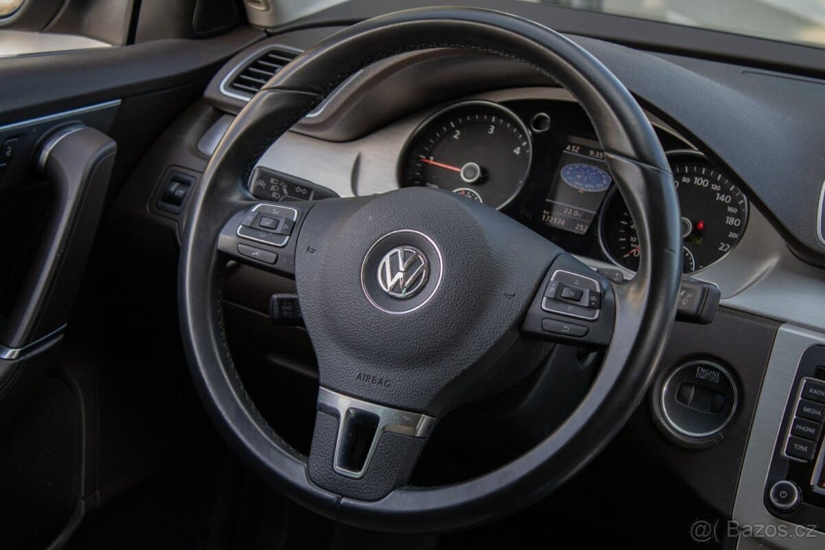 2011 Volkswagen PASSAT - 10
