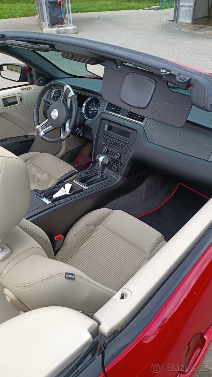 2011 Ford MUSTANG - 10