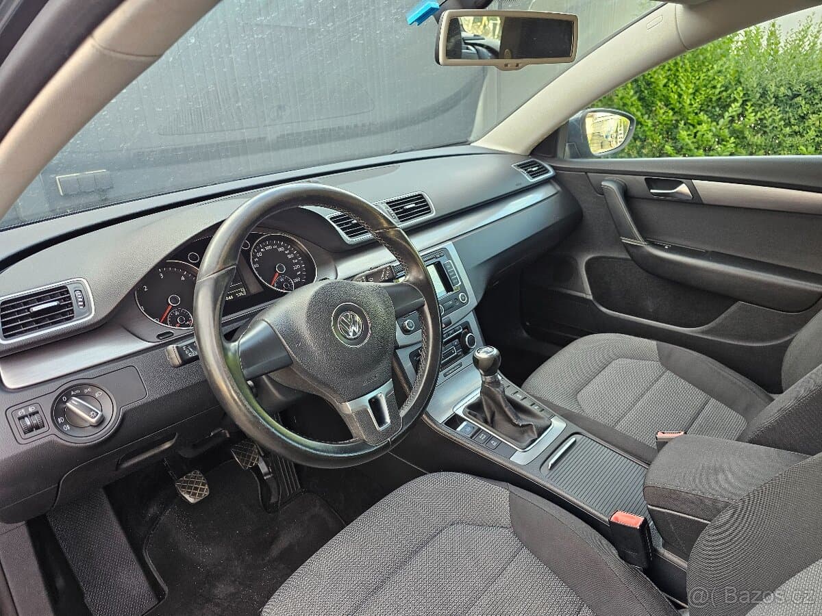2011 Volkswagen PASSAT - 10