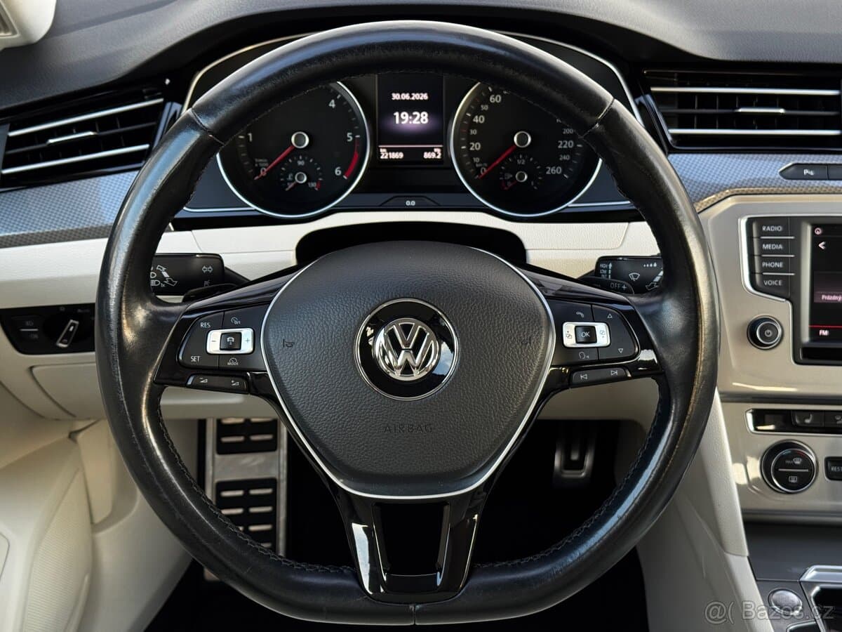2016 Volkswagen PASSAT - 10