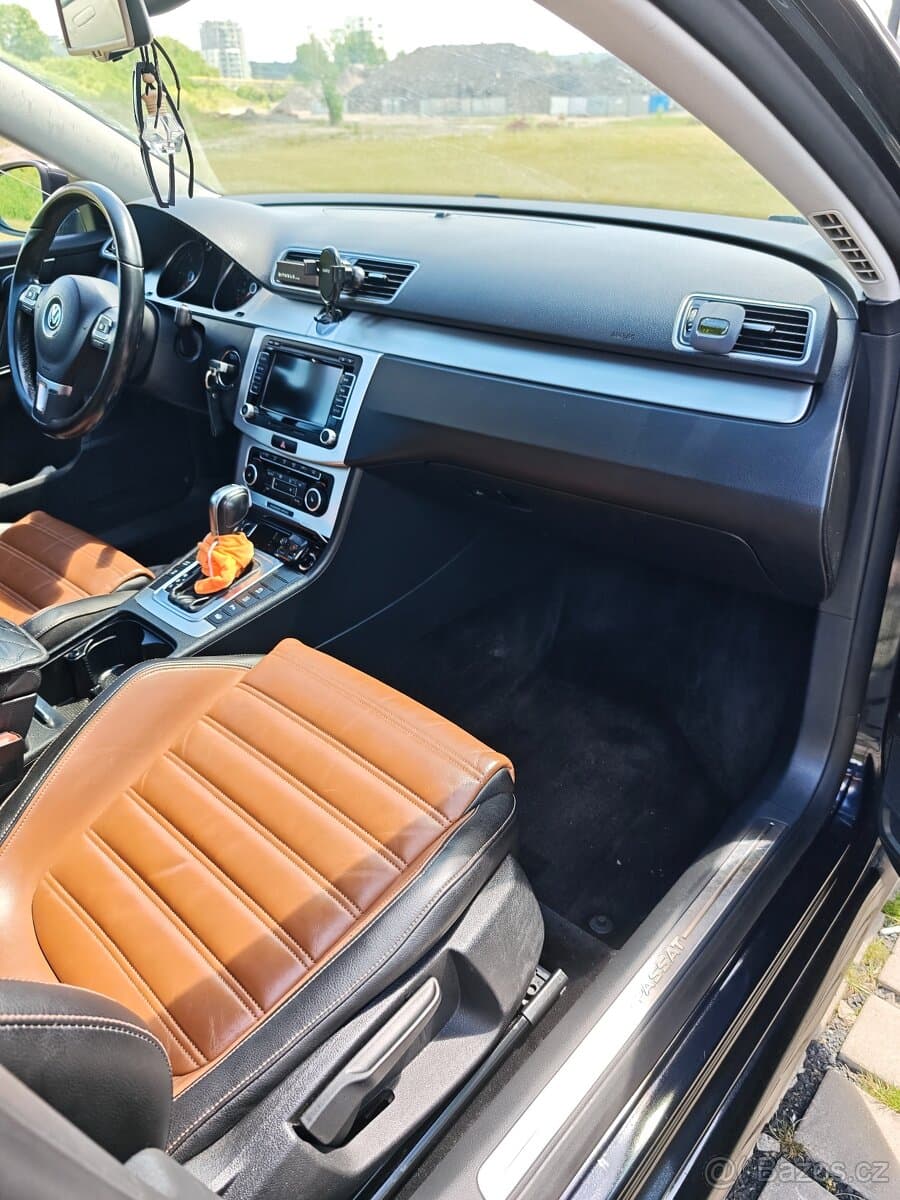 2011 Volkswagen PASSAT - 10