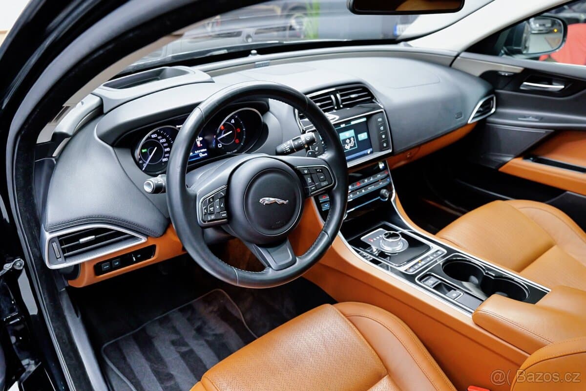 2016 Jaguar XE - 10