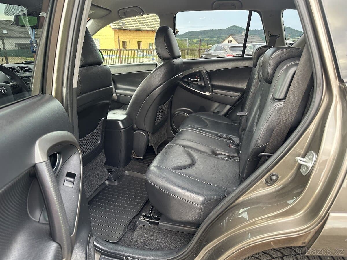 2011 Toyota RAV4 - 10