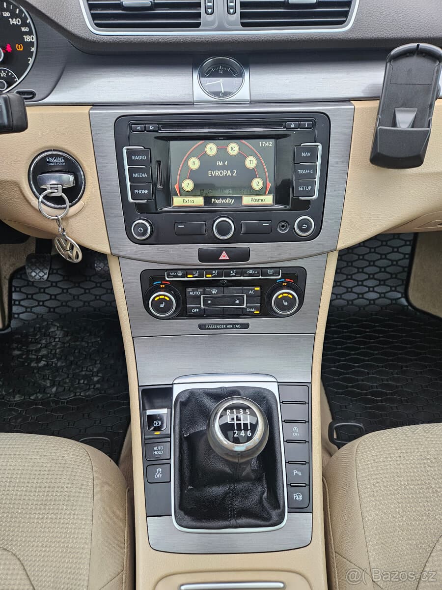 2011 Volkswagen PASSAT - 10
