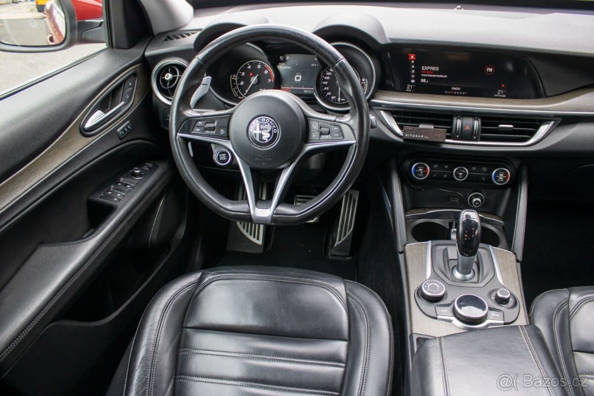 2017 Alfa Romeo STELVIO - 10