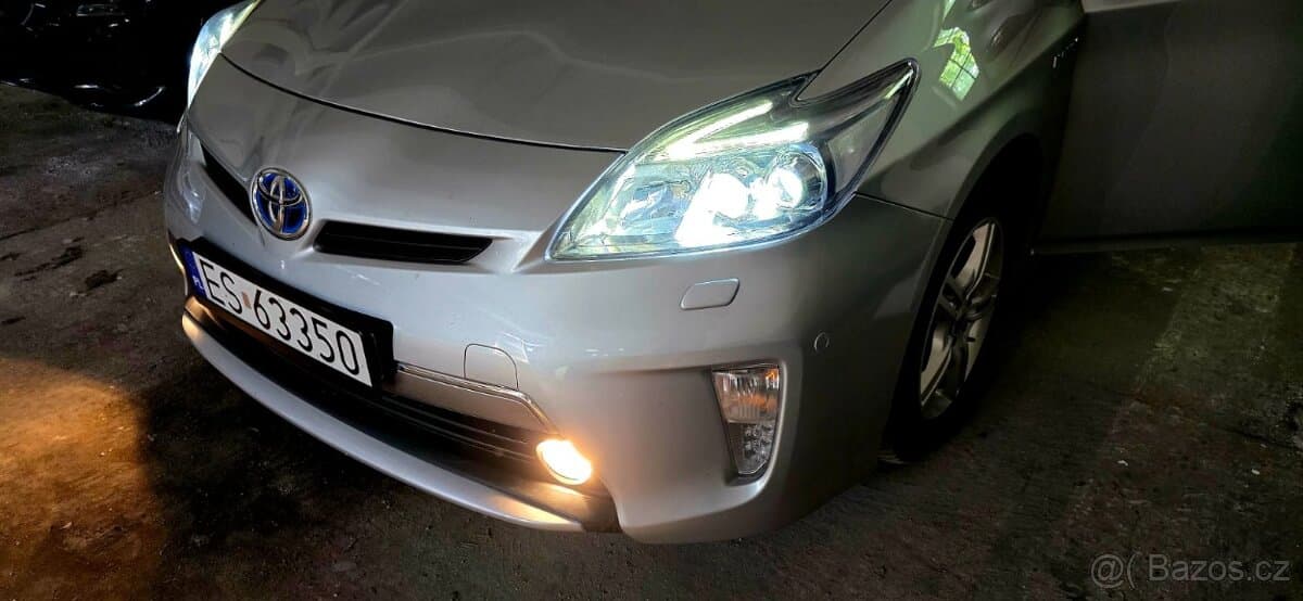 2015 Toyota PRIUS - 10