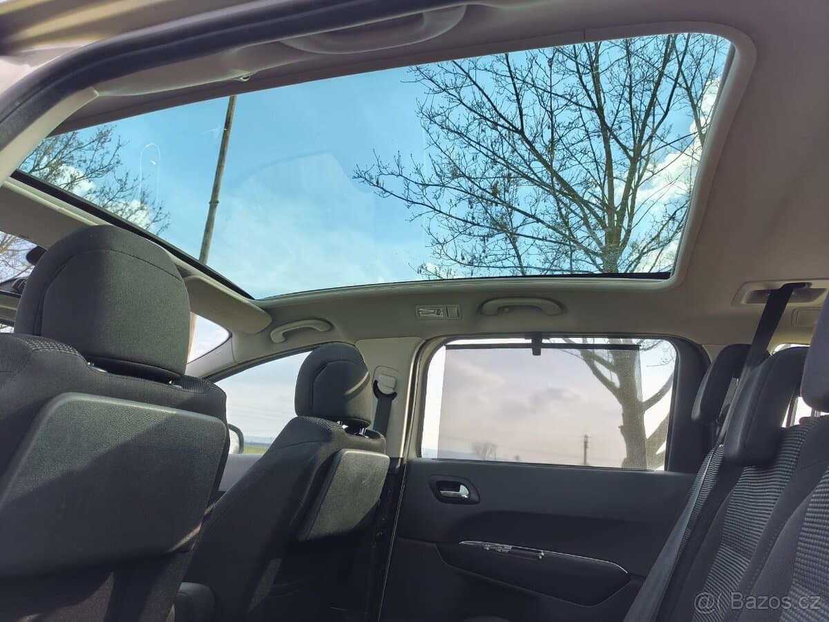 2010 Peugeot 5008 - 10