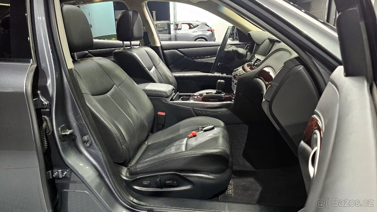 2017 Infiniti Q70 - 10