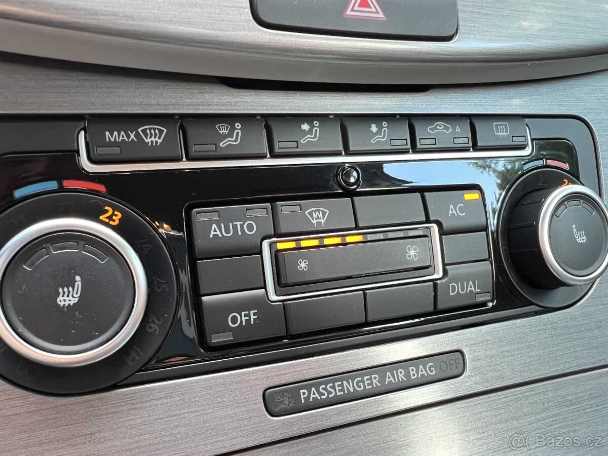2011 Volkswagen PASSAT - 10
