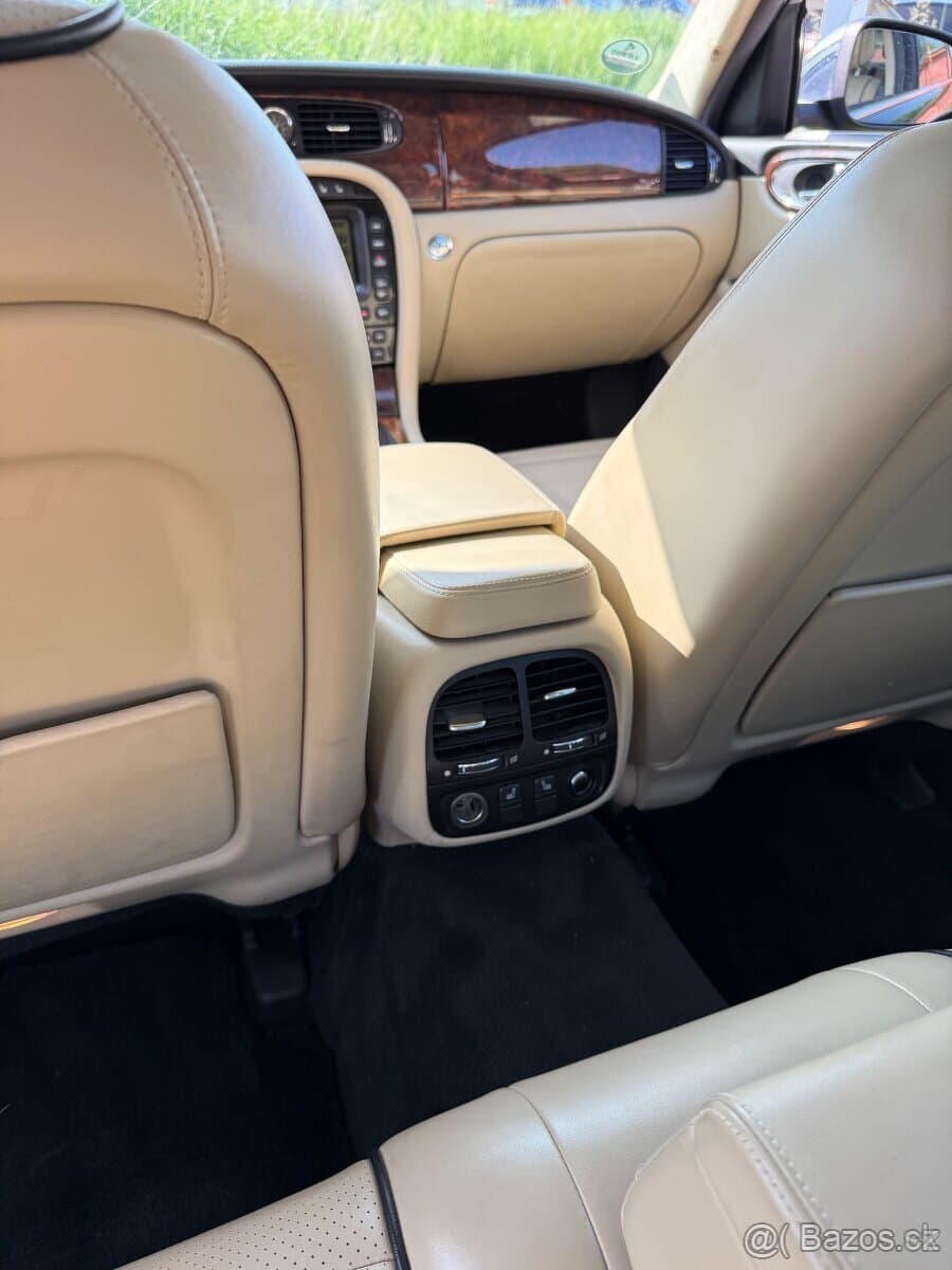 2009 Jaguar XJ - 10