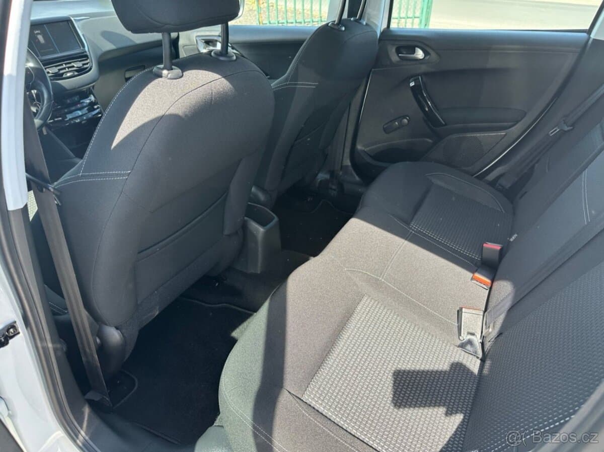 Peugeot 208 - 10