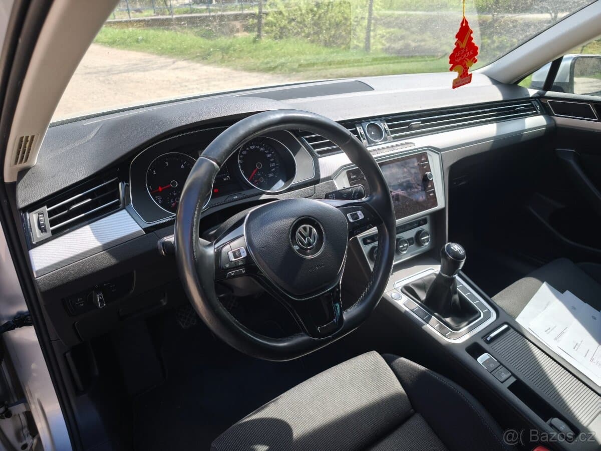 2018 Volkswagen PASSAT - 10