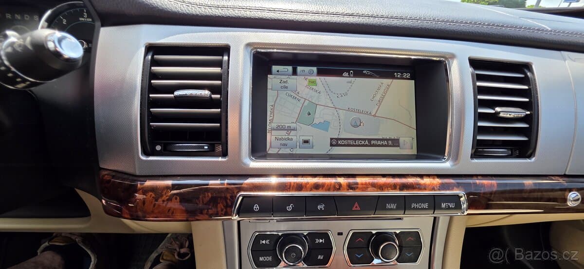 2012 Jaguar XF - 10