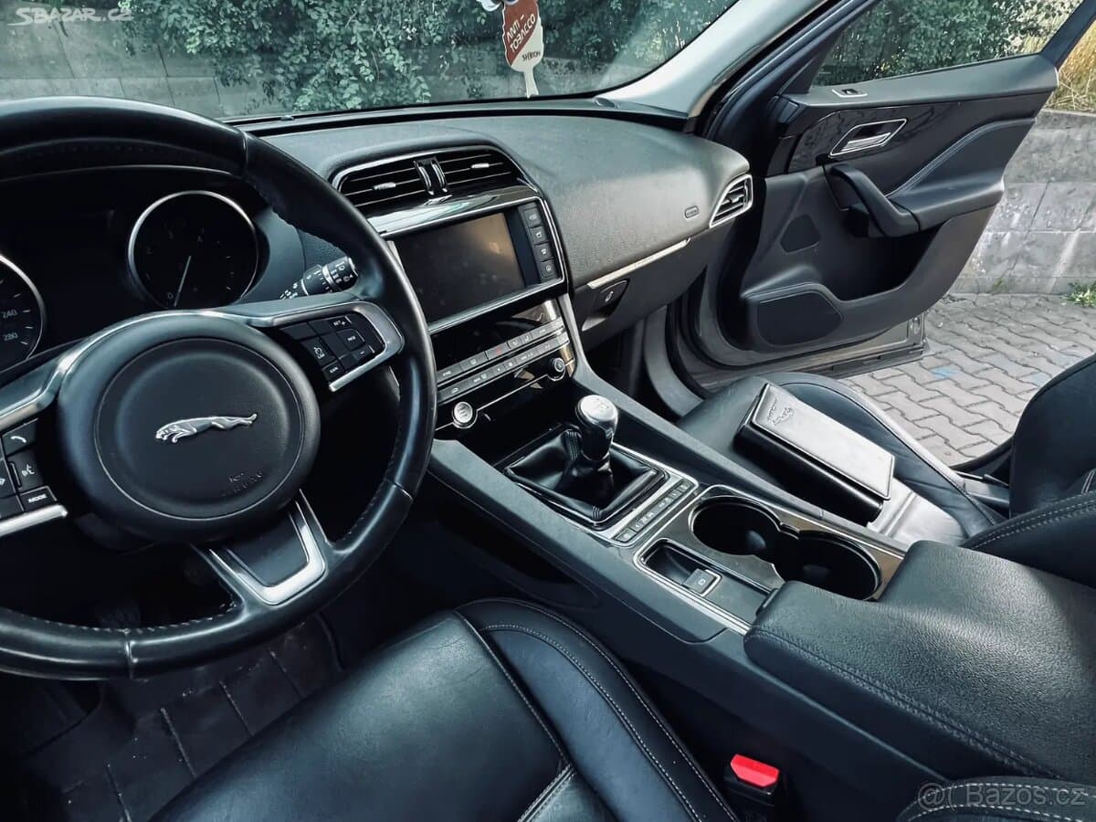 2019 Jaguar F-PACE - 10