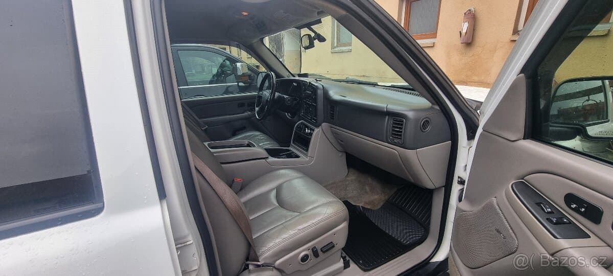 2004 Chevrolet SUBURBAN - 10