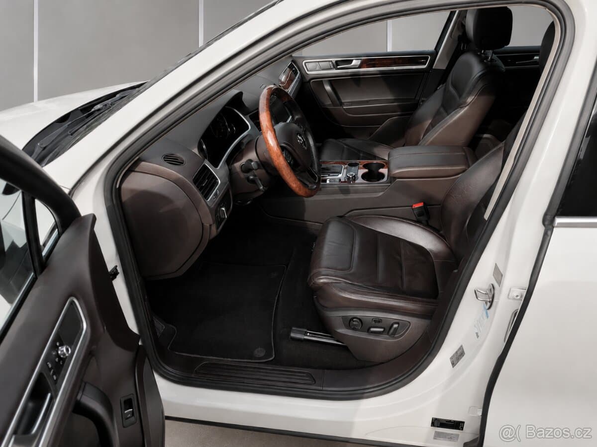 2011 Volkswagen TOUAREG - 10