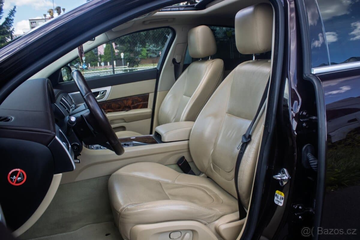 2012 Jaguar XF - 10