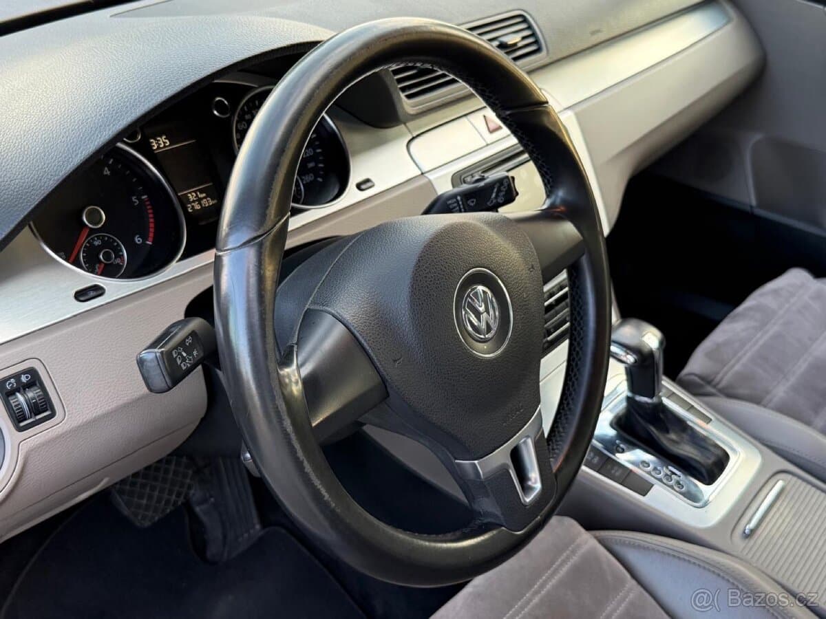 2010 Volkswagen PASSAT - 10