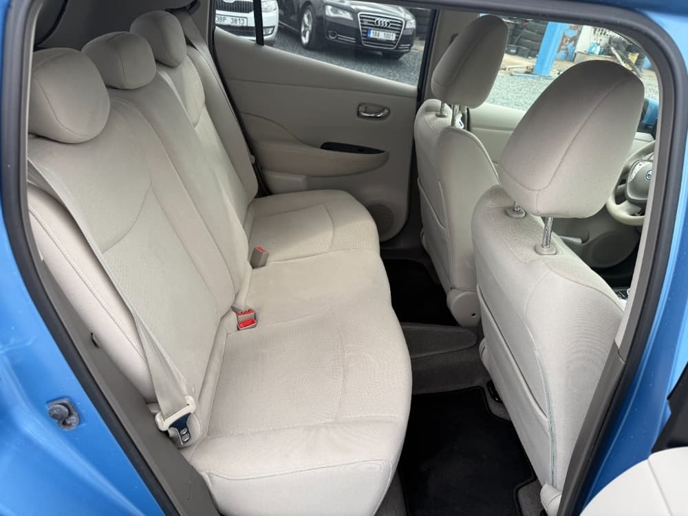 2011 Nissan LEAF - 10
