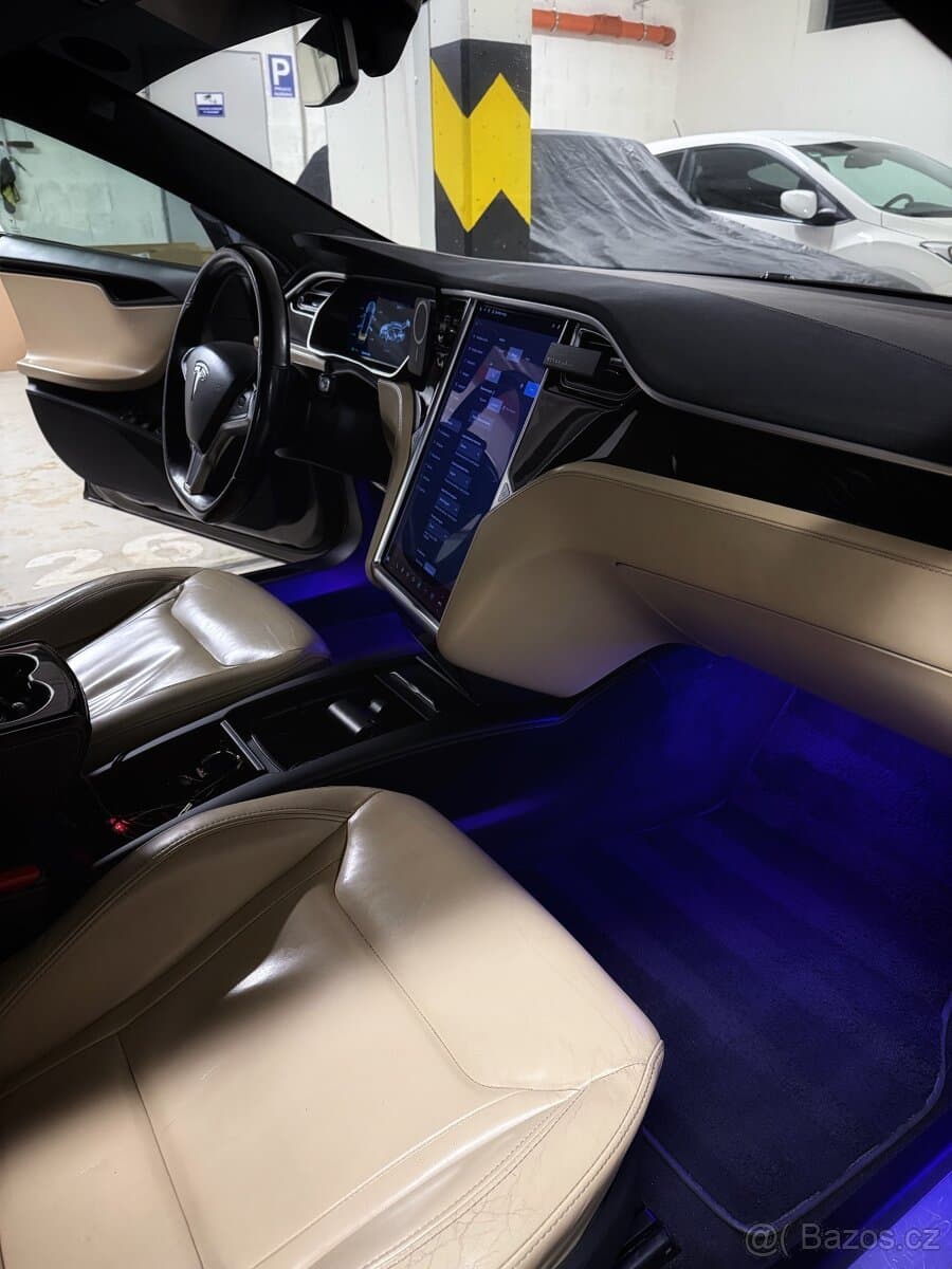 Tesla MODEL S - 10