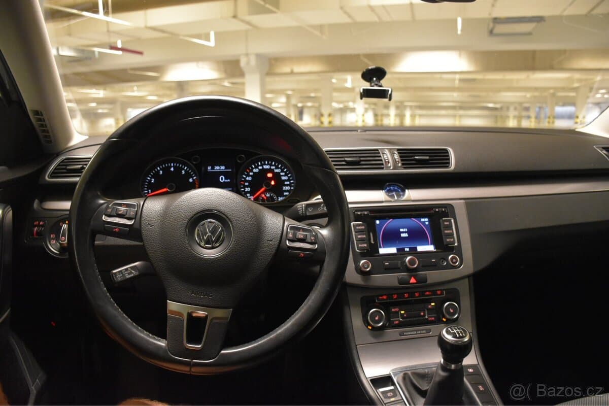 2011 Volkswagen PASSAT - 10