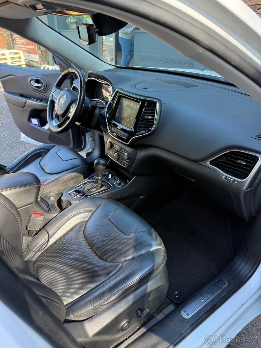 2020 Jeep CHEROKEE - 10