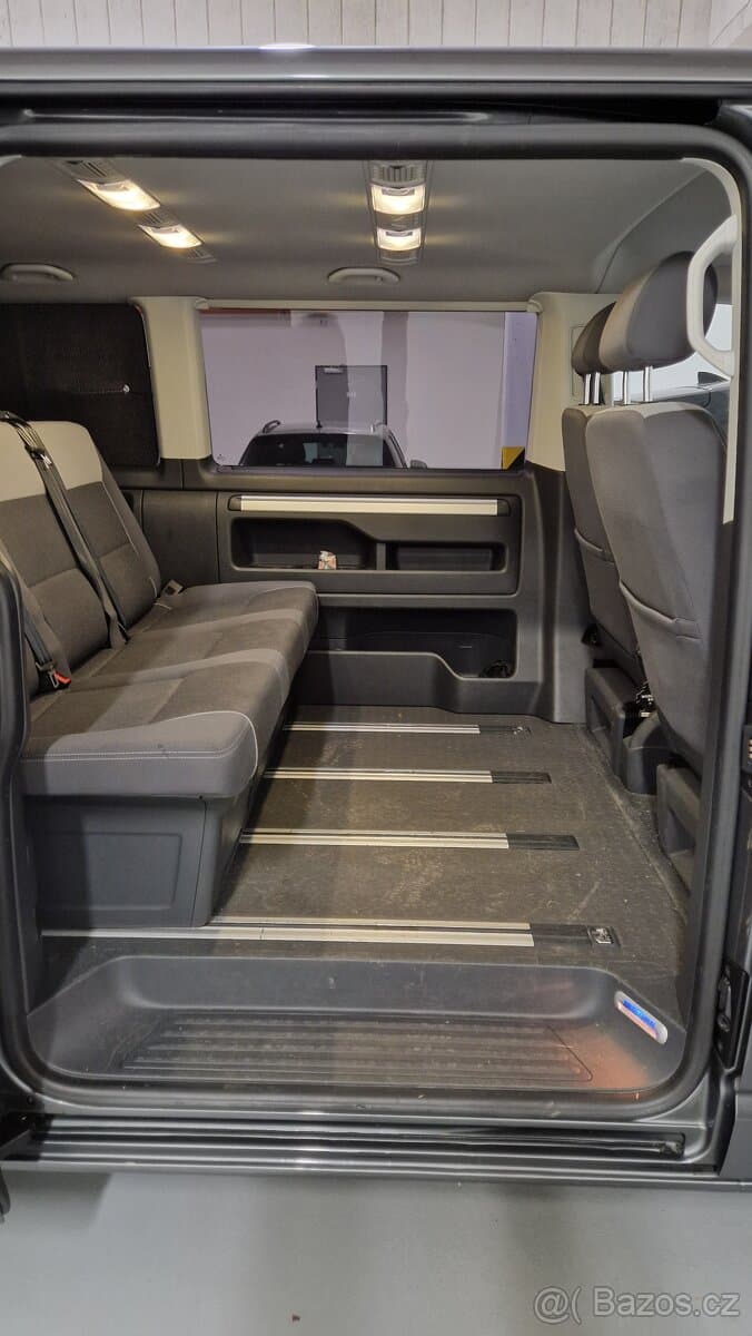 2011 Volkswagen MULTIVAN - 10