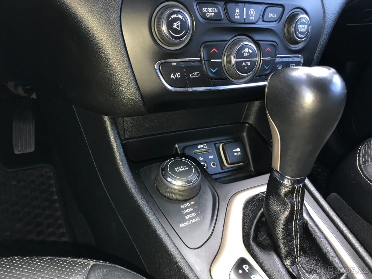 2015 Jeep CHEROKEE - 10