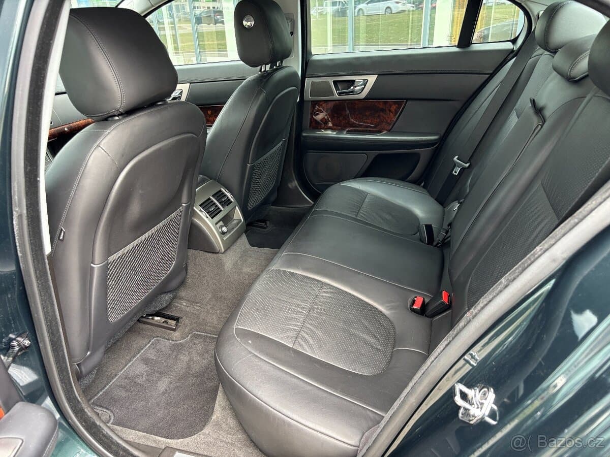2010 Jaguar XF - 10
