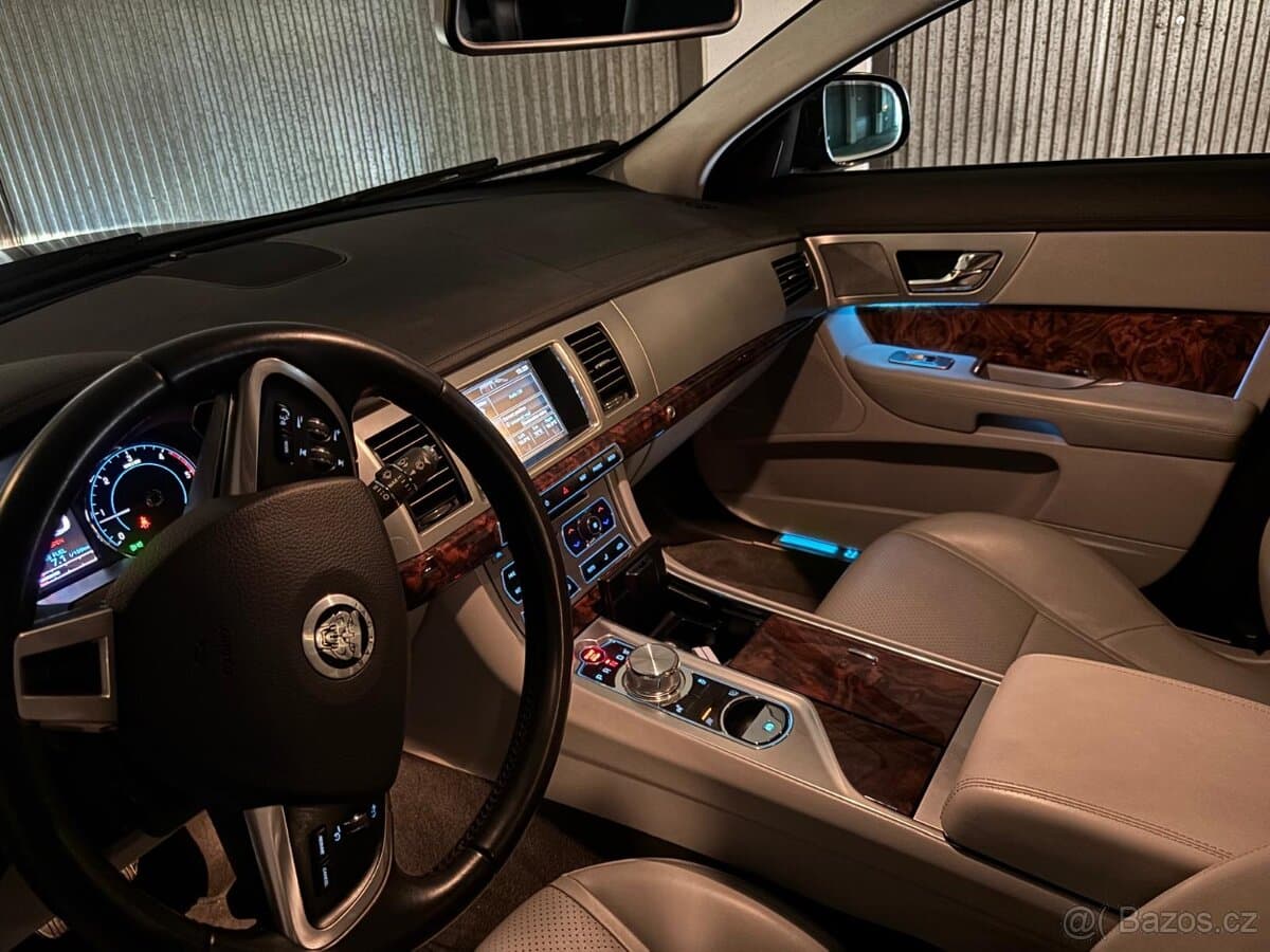 Jaguar XF - 10