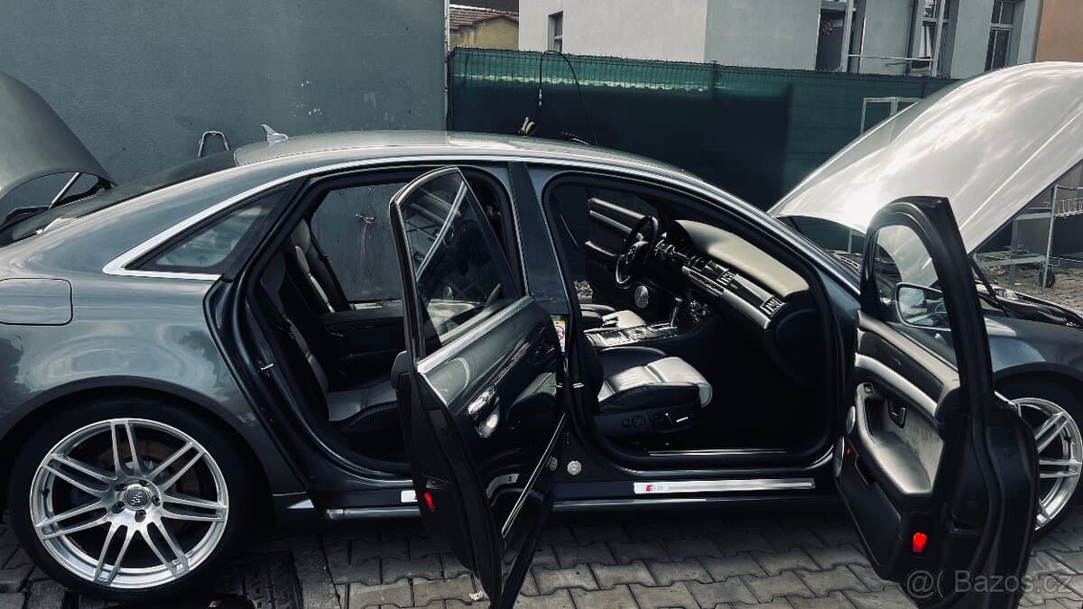 2008 Audi S8 - 10