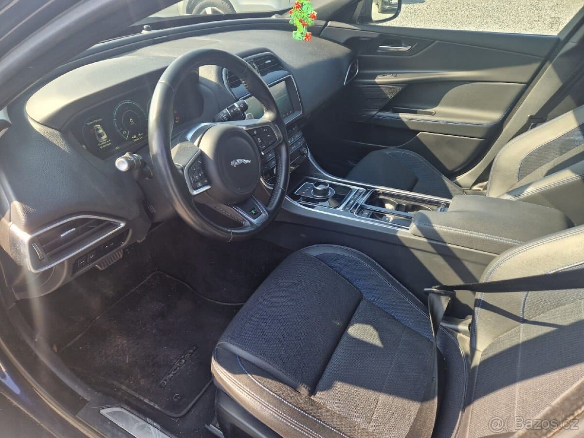 2019 Jaguar XE - 10