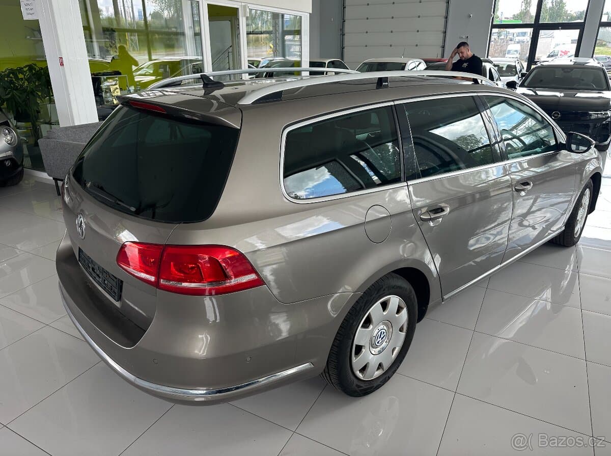 2011 Volkswagen PASSAT - 10