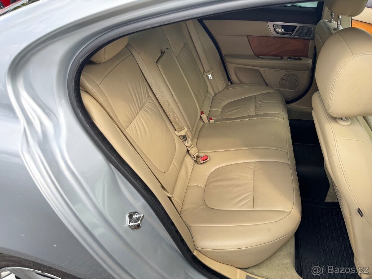 2009 Jaguar XF - 10
