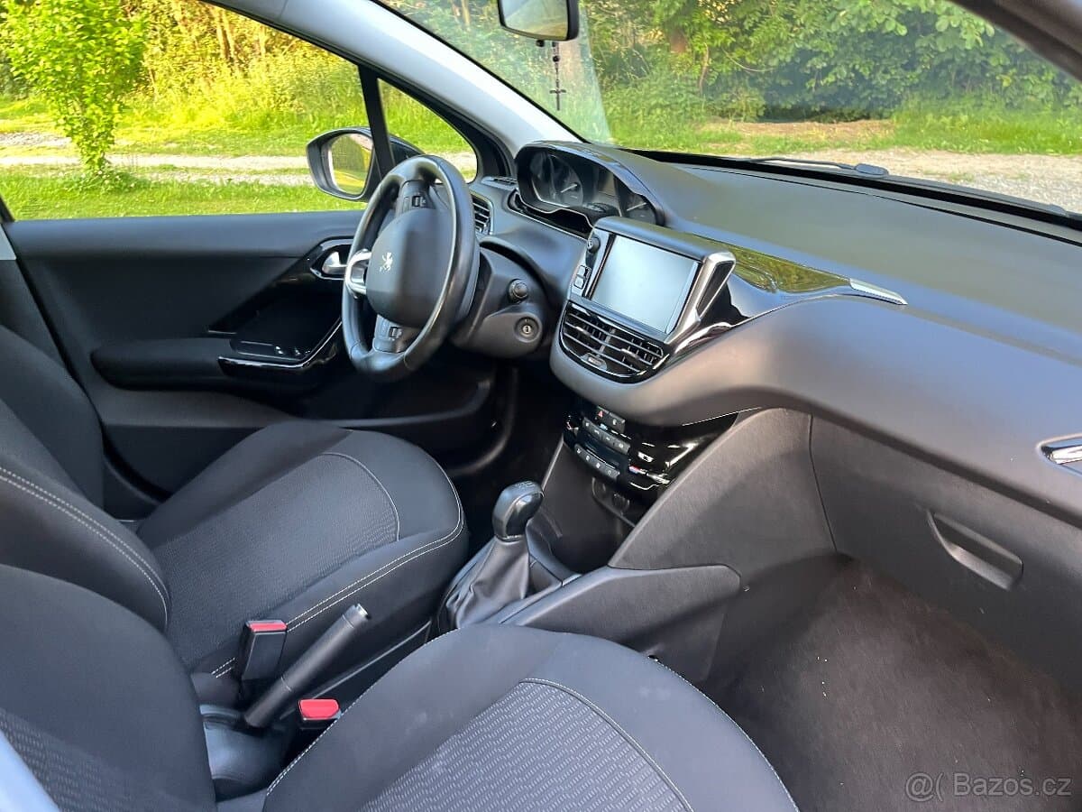 2017 Peugeot 208 - 10