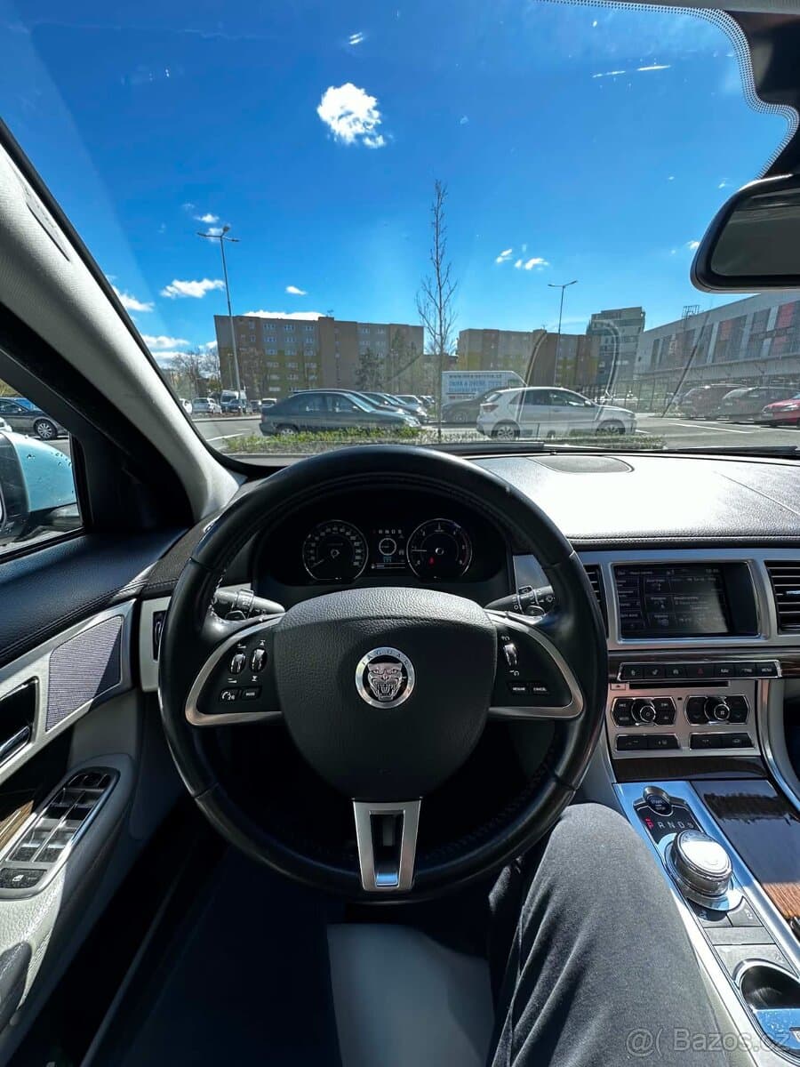 2012 Jaguar XF - 10