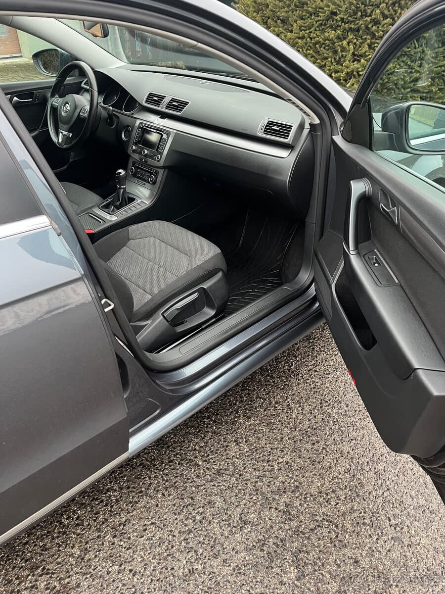 2011 Volkswagen PASSAT - 10