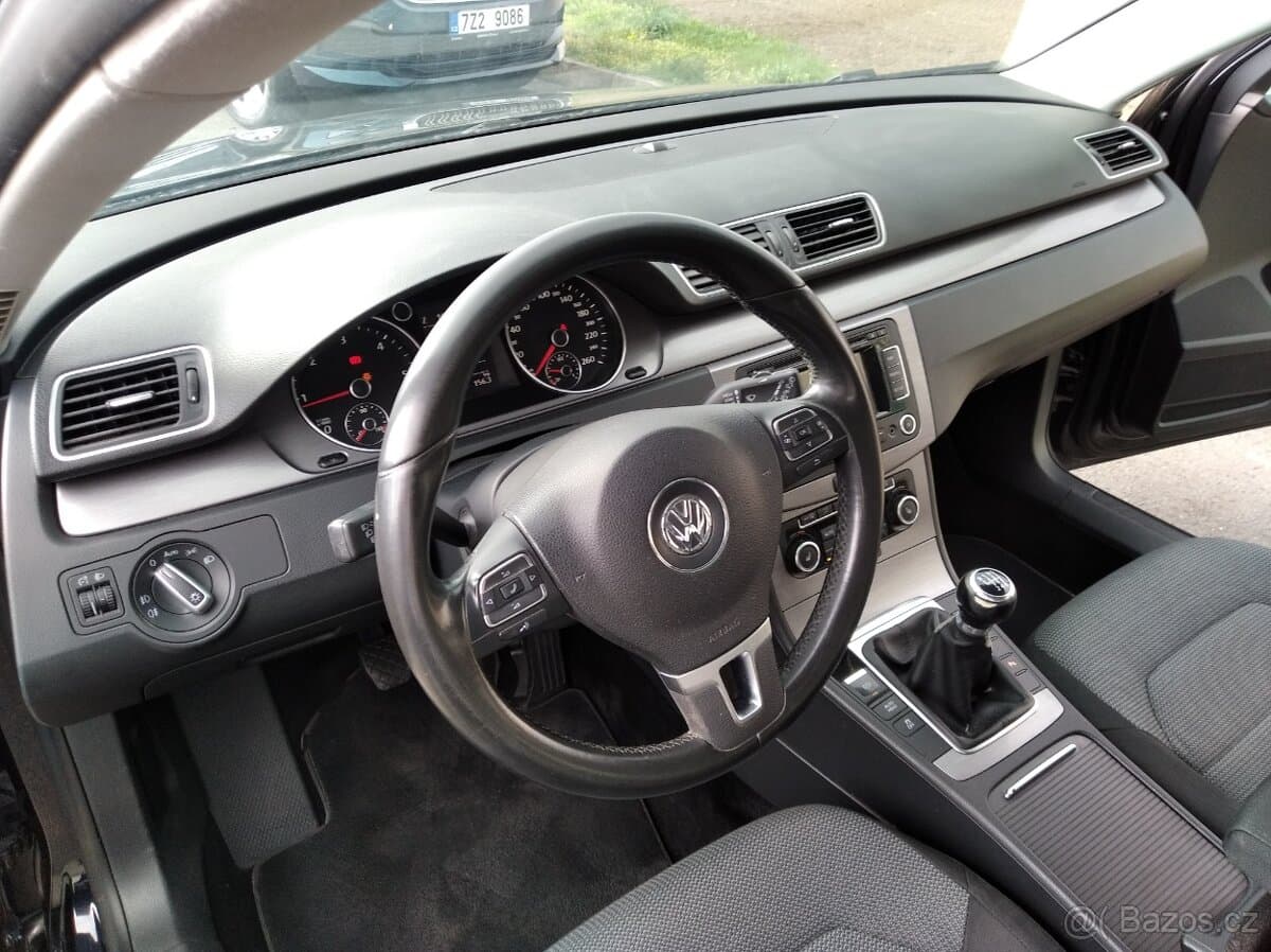 2011 Volkswagen PASSAT - 10