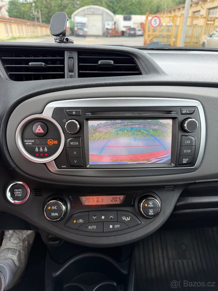 2011 Toyota YARIS - 10
