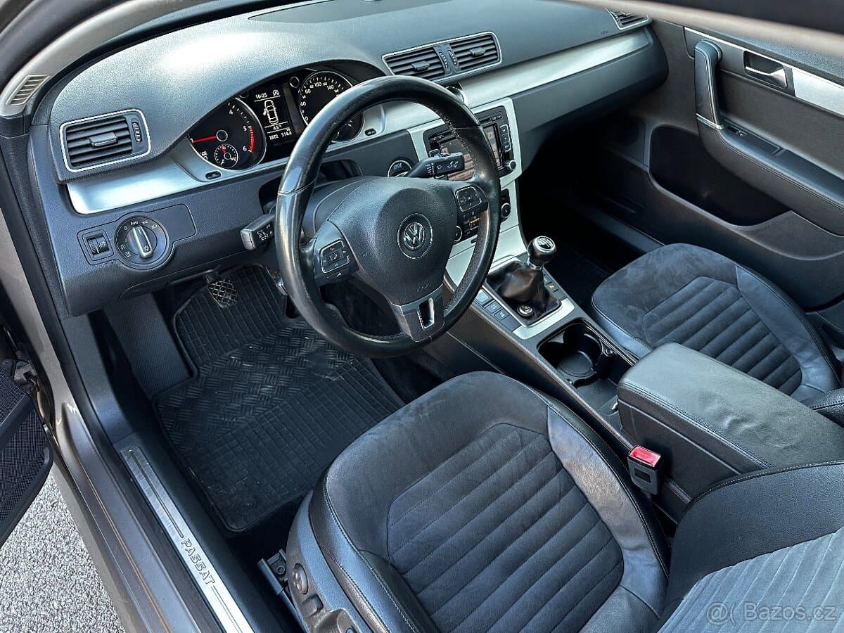 2011 Volkswagen PASSAT - 10