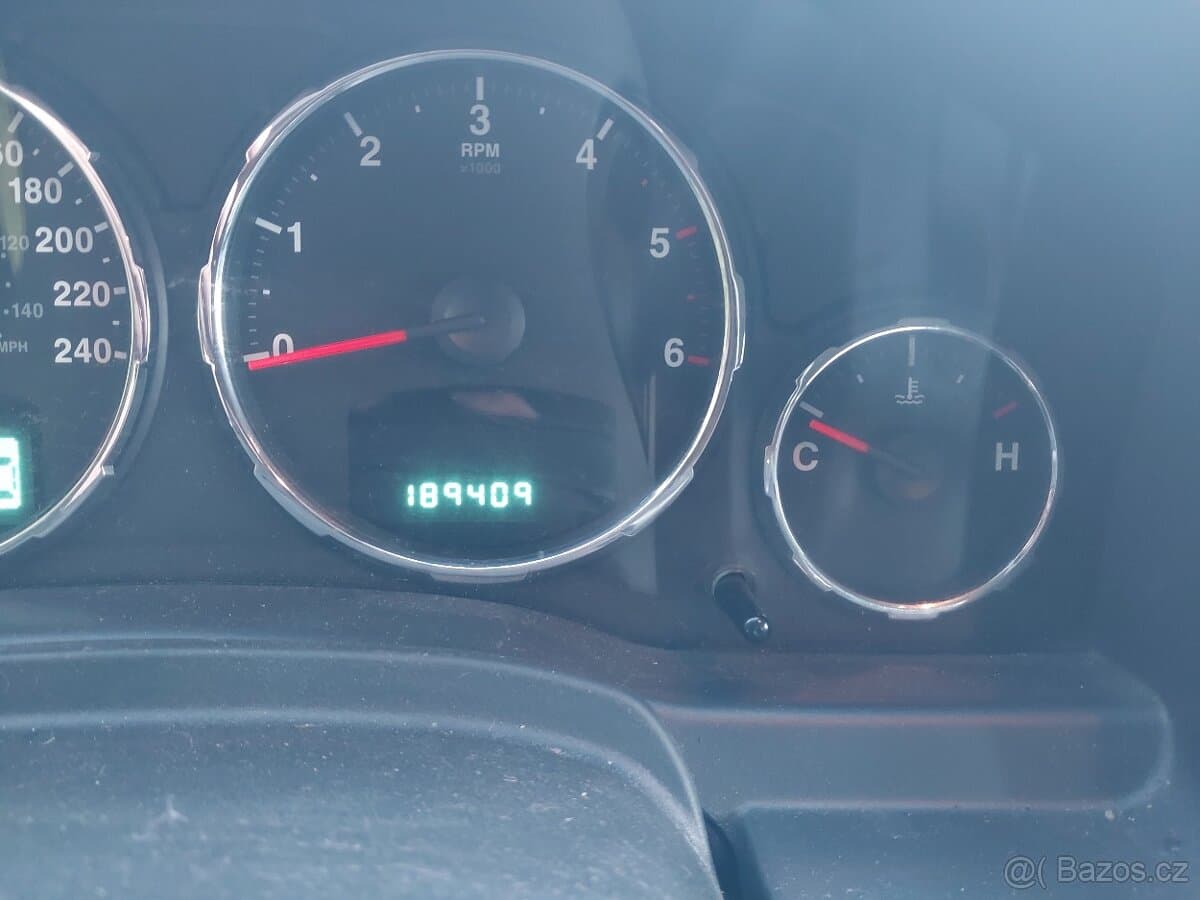 2010 Jeep CHEROKEE - 10