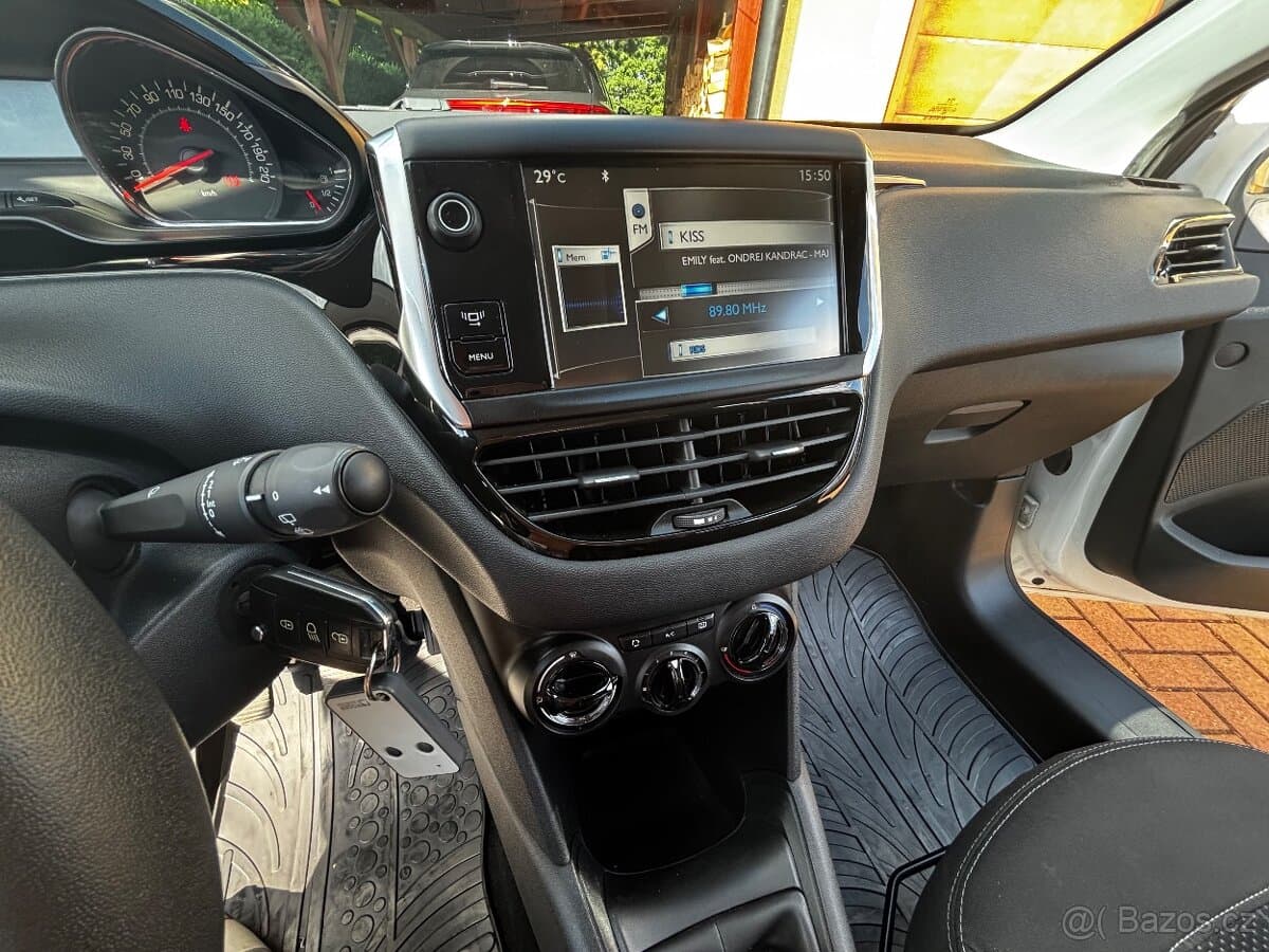 2014 Peugeot 208 - 10