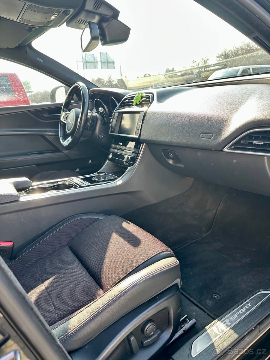 2017 Jaguar XE - 10