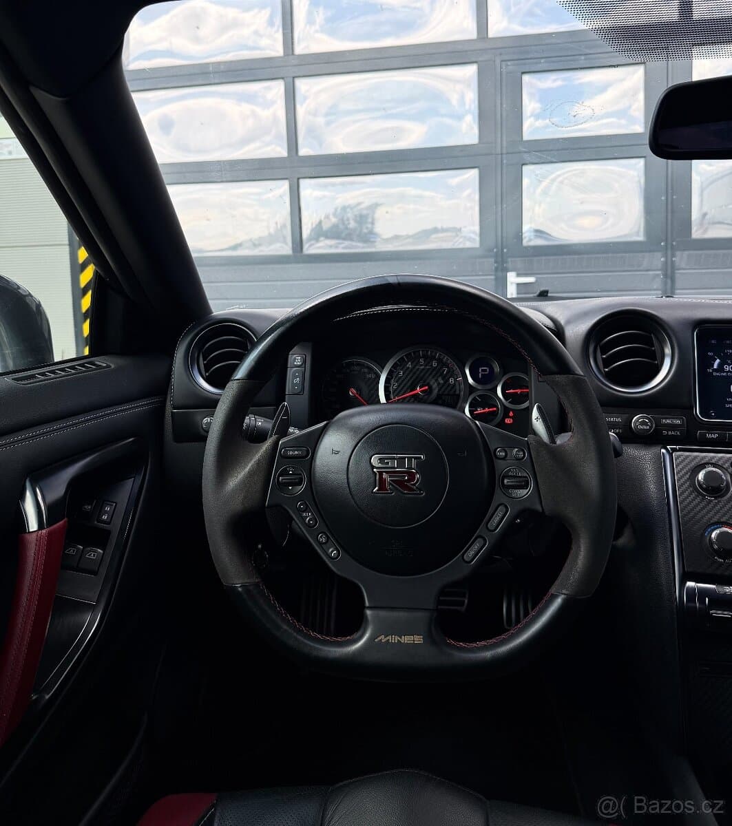2015 Nissan GT-R - 10