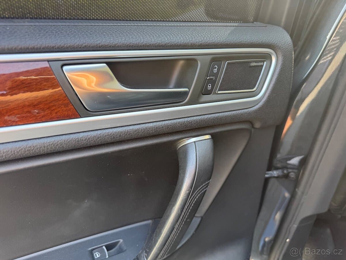 2010 Volkswagen TOUAREG - 10